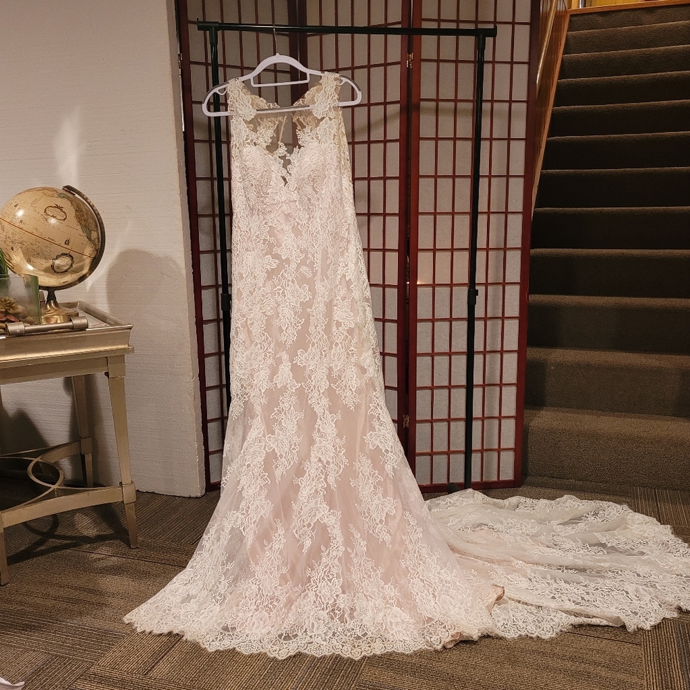 Elegant Lace Wedding Dress